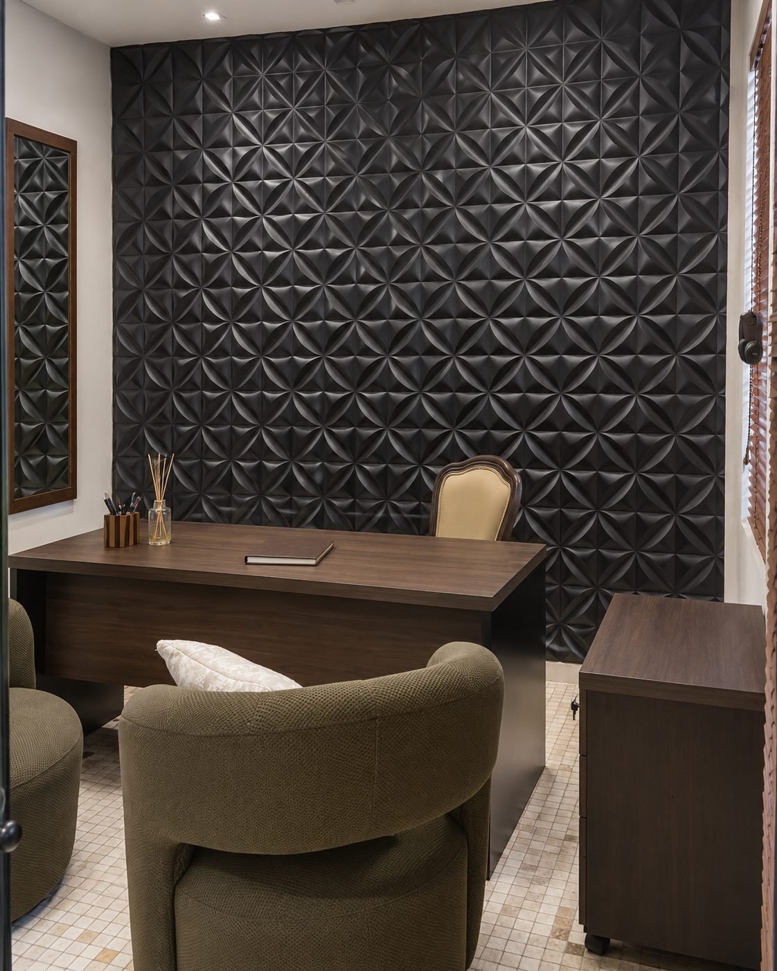 Sala frontal do escritório, com parede texturizada escura